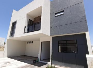 Casa · 221m² · 4 Recámaras · 2 Estacionamientos · Casa en Venta en Cañadas del Arroyo con 4 Rec, Sala de Tv y Roof Garden