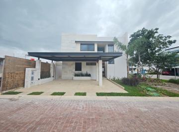 Casa · 330m² · 4 Recámaras · 2 Estacionamientos · Casa en Venta, 4 Recámaras, Nueva a Estrenar, Piscina, Via Cumbres, Av Huayacán, Cancún