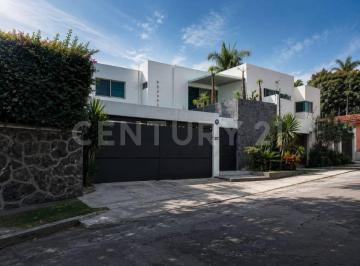 Casa · 300m² · 4 Recámaras · 4 Estacionamientos · Vive en El Mejor Clima de Morelos, Amplia Casa en Venta en Cuernavaca