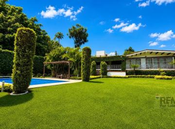 Casa · 1525m² · 4 Recámaras · 4 Estacionamientos · Residencia en Venta, un Nivel, Amplio Jardín y Alberca en Jardines de Ahuatepec, Cuernavaca…clave 63