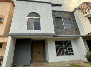 Casa · 140m² · 3 Recámaras · 2 Estacionamientos · Venta de Casa en Lagos del Campestre Atras de Sams