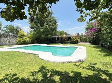 Casa · 200m² · 3 Recámaras · 8 Estacionamientos · Casa de Campo en Tequesquitengo, Morelos con Gran Jardín y Alberca (Cesión de Derechos)…clave 6313