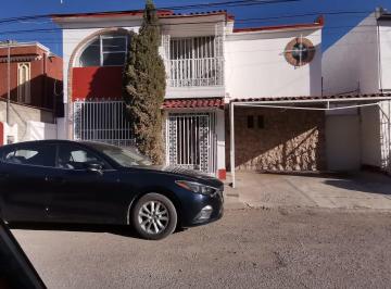 Casa de 3 habitaciones, Juárez · Casa con Excelente Ubicación, a Media Cuadra de Av Gómez Morín