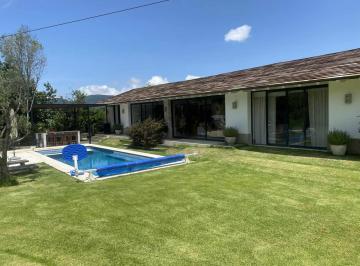 Casa en condominio · 439m² · 4 Recámaras · 4 Estacionamientos · Casa en Condominio en Valle de Bravo Venta o Renta
