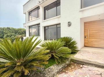 Casa · 400m² · 4 Recámaras · 4 Estacionamientos · Casa en Venta con Jardín y Terraza | Fraccionamiento Privado | San Bernabé Ocotepec