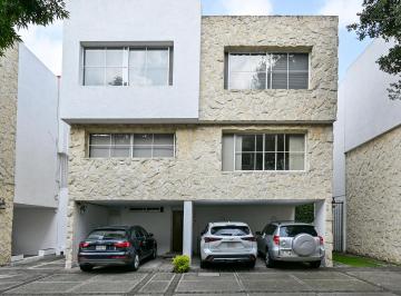 Fachada principal con estacionamientos · Bonita Casa en Condominio con 4 Estacionamientos