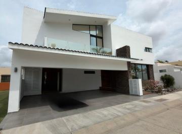 Casa de 2 habitaciones, Mazatlán · Casa en Venta en El Fraccionamiento El Dorado en Mazatlán de 455 m² con 4 Recámaras