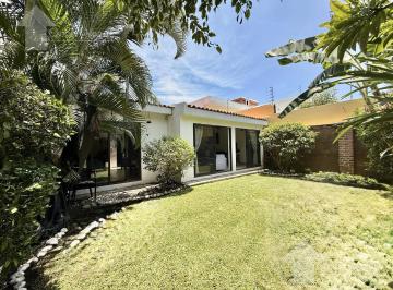 Casa · 120m² · 3 Recámaras · 2 Estacionamientos · Casa de 1 Nivel en Renta Amueblada en Fraccionamiento con Vigilancia Al Sur de Cuernavaca