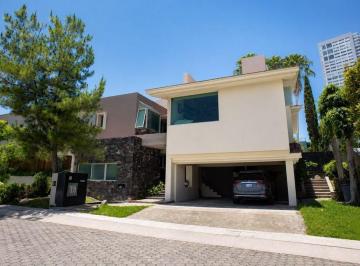 Casa · 520m² · 4 Recámaras · 4 Estacionamientos · Casa en Venta en San Bernardo con 520 m² en Zapopan