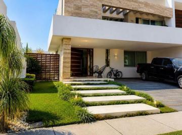 Casa en condominio · 510m² · 4 Recámaras · 6 Estacionamientos · Residencia en Venta Condominio Puerta Plata Zapopan