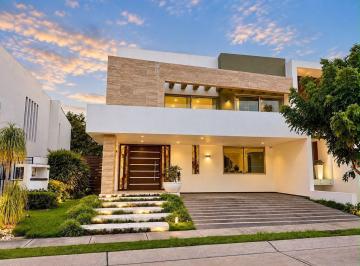 Casa en condominio · 510m² · 4 Recámaras · 6 Estacionamientos · Residencia en Venta Condominio Puerta Plata Zapopan