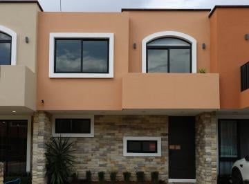 Casa de 3 habitaciones, Morelia · Casa en Venta en Fraccionamiento Privado | 3 Recámaras, Privada con Seguridad 24/7 y Cancha de Pádel