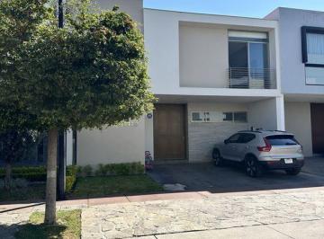 Casa en condominio · 165m² · 4 Recámaras · 2 Estacionamientos · Casa en Renta en Coto Vasanta Solares