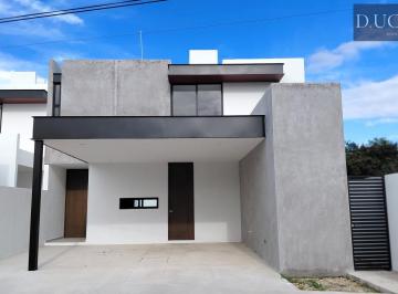 Casa · 232m² · 3 Recámaras · 2 Estacionamientos · Casa en Dzityá