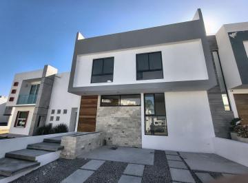 Casa · 195m² · 4 Recámaras · 2 Estacionamientos · Casa en Venta en Grand Juriquilla con 4 Recámaras, Recámara en Planta Baja y Roof Garden