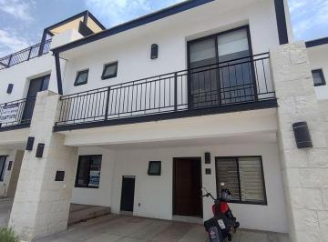 Casa · 125m² · 3 Recámaras · 2 Estacionamientos · Casa en Renta con Jardín y Alberca en Torre de Piedra Gran Reserva, El Salitre