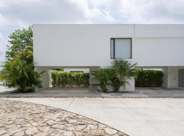 Casa · 200m² · 3 Recámaras · 2 Estacionamientos · Casa en Privada, Cholul