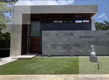 Casa · 585m² · 4 Recámaras · 3 Estacionamientos · Casa en Yucatán Country Club
