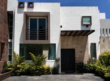Casa de 4 habitaciones, Morelia · Casa en Venta en Altozano Morelia | 4 Recámaras, Doble Altura, Terraza y Seguridad 24/7