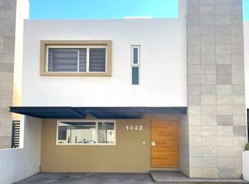 Casa · 180m² · 3 Recámaras · 2 Estacionamientos · Casa en Venta en Condesa Juriquilla