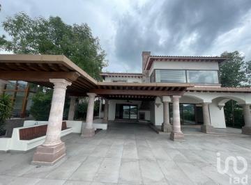 Casa · 960m² · 4 Recámaras · 8 Estacionamientos · Casa en Venta en Campo de Golf Tres Marías