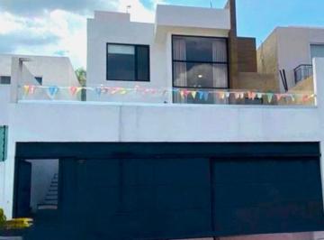 Casa · 300m² · 2 Estacionamientos · Casa en Venta en Real de Juriquilla