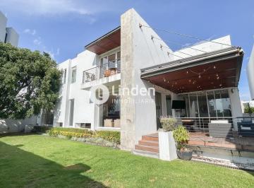 Casa · 390m² · 4 Recámaras · 3 Estacionamientos · Casa en Fraccionamiento Vista Real del Sur