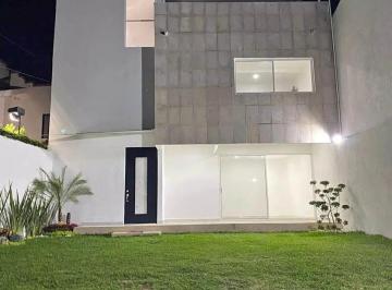 Casa · 242m² · 4 Recámaras · 2 Estacionamientos · Venta de Casa en Fraccionamiento Las Fincas, Jiutepec