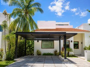 Casa · 380m² · 3 Recámaras · 5 Estacionamientos · Casa Amueblada en Renta y Venta en Isla Dorada, Cancún