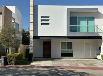 Casa de 4 habitaciones, Zapopan · Casa de 214 m² con 4 Recámaras en Venta en Fraccionamiento Solares