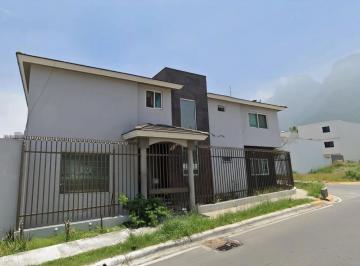 Casa de 4 habitaciones, Monterrey · Propiedad en Venta en Monterrey Cerca a Plaza Sikura y Av Paseo de Los Leones