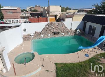 Casa · 426m² · 3 Recámaras · 4 Estacionamientos · Casa en Renta con Alberca y Amplio Patio