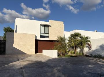 Casa de 4 habitaciones Renta MN 28,500 · Casa de 4 Habitaciones con Paneles Solares en Cholul
