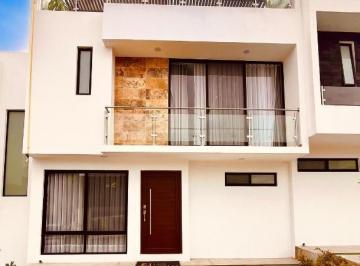 Casa · 189m² · 4 Recámaras · 2 Estacionamientos · Casa con Roof Garden en Privada con Cine Vip en Zibatá Queretaro