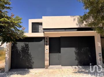 Casa · 270m² · 3 Recámaras · 2 Estacionamientos · Casa en Venta en Frac. El Retajo