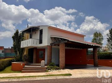 Casa · 350m² · 6 Recámaras · 5 Estacionamientos · Casa en Renta en Fraccionamiento Bosques de La Huerta