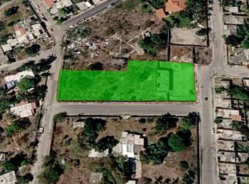 Terreno / Lote · 3000m² · 10 Estacionamientos · Terreno en Esquina 3000 m², Bardeado, con Servicios, Propiedad Privada
