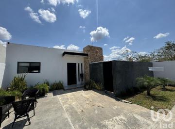 Casa · 156m² · 3 Recámaras · 2 Estacionamientos · Casa en Venta en Privada en Conkal, Yucatán