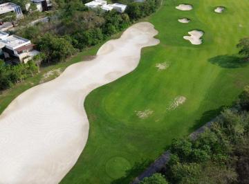Construye la casa de tus sueños en este terreno, ubicado en unas de las privadas · Venta de Terreno en Yucatan Country Club de 750 m²