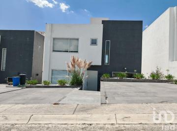 Casa · 150m² · 3 Recámaras · 3 Estacionamientos · Casa en Renta en Bosque Esmeralda, Atizapán.