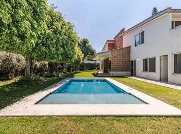 Casa · 882m² · 5 Recámaras · 3 Estacionamientos · Venta de Casa en " Huertas del Llano " Jiutepec Morelos