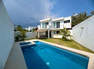 Casa · 205m² · 4 Recámaras · 2 Estacionamientos · Casa en Venta en Las Fincas Jiutepec Morelos con Alberca y Jardín Priv