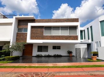 Casa de 3 habitaciones, Tlajomulco de Zúñiga · Casa en Venta en La Rioja con Doble Altura, Jardín y Estudio en Planta Baja