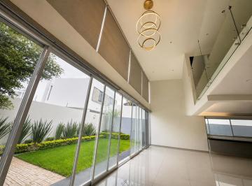 Casa de 3 habitaciones, Tlajomulco de Zúñiga · Casa en Venta en La Rioja con Doble Altura, Jardín y Estudio en Planta Baja