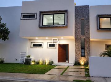 Casa · 120m² · 3 Recámaras · 2 Estacionamientos · Casa en Venta en Residencial Arbolada en Cancun