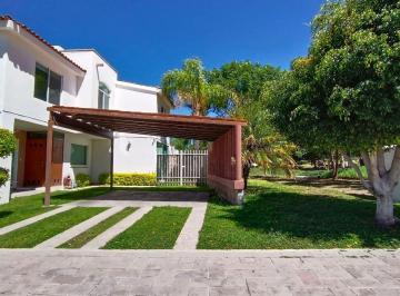 Casa de 4 habitaciones, Corregidora · Casa con Cuarto de Servicio y Jardín en Real del Bosque $25,000