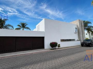 Casa · 300m² · 3 Recámaras · 3 Estacionamientos · Casa en Venta en Fraccionamiento Villas del Molino