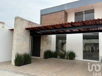 Casa · 170m² · 3 Recámaras · 2 Estacionamientos · Casa en Venta en Fraccionamiento Mayorazgo Privada Corralejo Leon Guanajuato