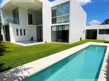 Casa · 655m² · 4 Recámaras · 3 Estacionamientos · Casa - Fraccionamiento Rancho Tetela