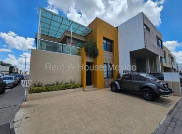 Casa de 3 habitaciones, Querétaro · Renta Casa en Milenio III 3 Recamaras 4 Baños Privada con Estacionamientos y Amenidades